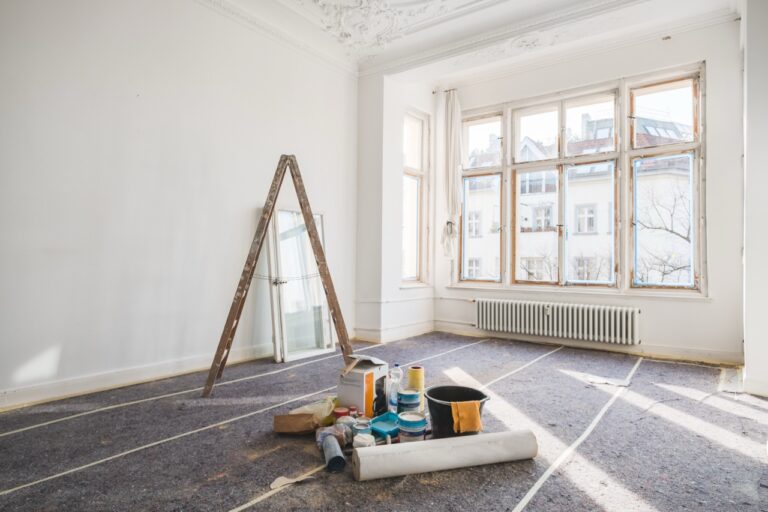 Das Foto zeigt eine Berliner Wohnung während der Renovierung.