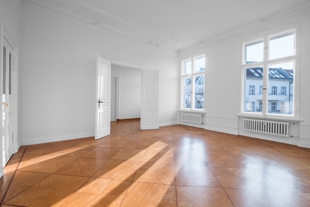Das Bild zeigt eine Altbauwohnung in Berlin und dient als Beitragsbild für die Infoseite „Altbaurenovierung“.