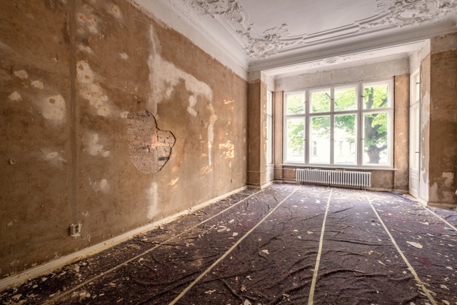 Das Foto zeigt eine Wohnung und dient als Beitragsbild für die Info-Seite zum Thema Altbausanierung in Berlin.