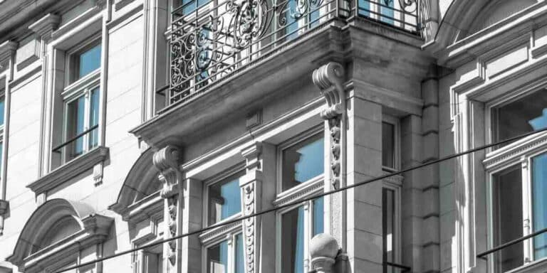 Das Bild zeigt eine Altbaufassade in Berlin und steht symbolisch für das Thema »Milieuschutz«.
